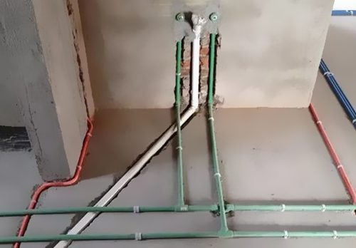 水管走頂仍是走地,這個問題見仁見智,各有優缺